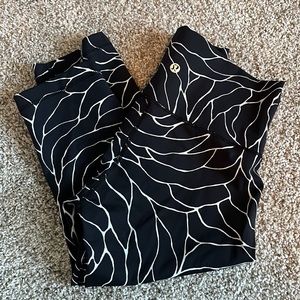 Lululemon Size 4 High Rise Crop 17” Patterned Leggings